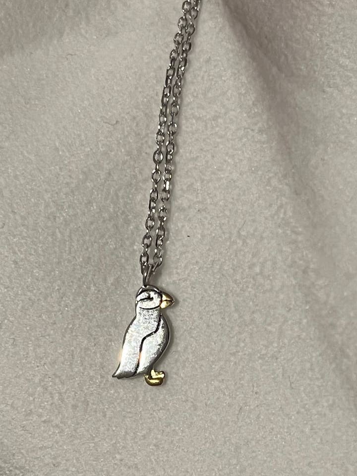 Collier en argent sterling avec pendentif macareux de Terre-Neuve pour la vente par Meliora Meraki Jewellery