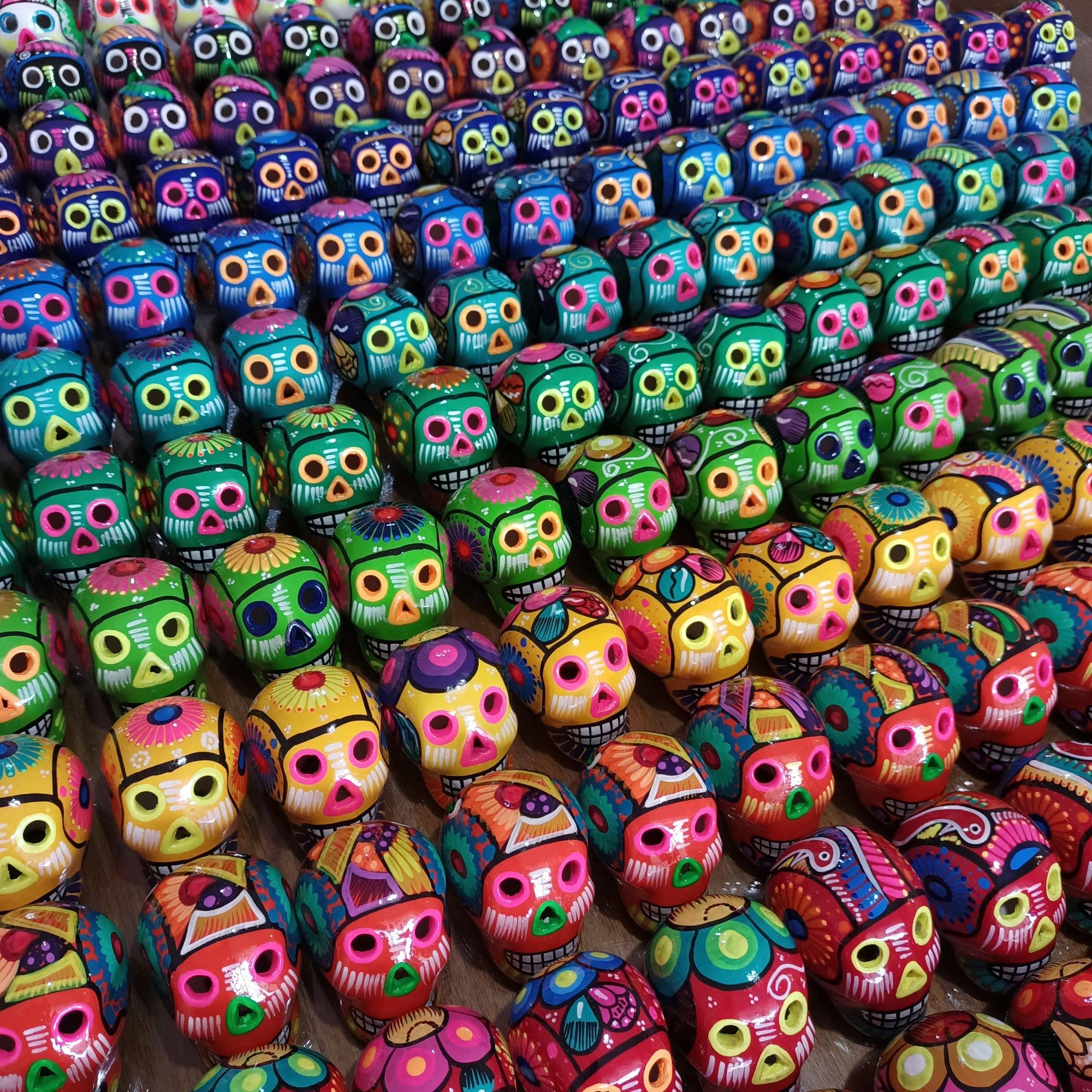 ArtMexico Ltd - Vente Décorations de table - 12 crânes en sucre mexicains peints en céramique Dia de Muertos Decor1