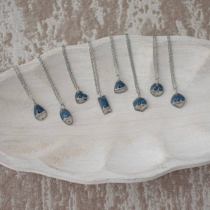 Delikat Bølge Halskæde Sortimentspakke med 8 | Tilpasset Strandsand for engroshandel hos Sandy Beaches Shop