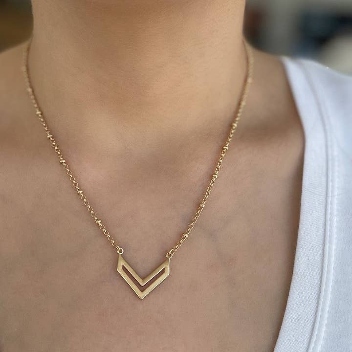 Collier Pendentif Chevron pour la vente par Swara Jewelry LLC