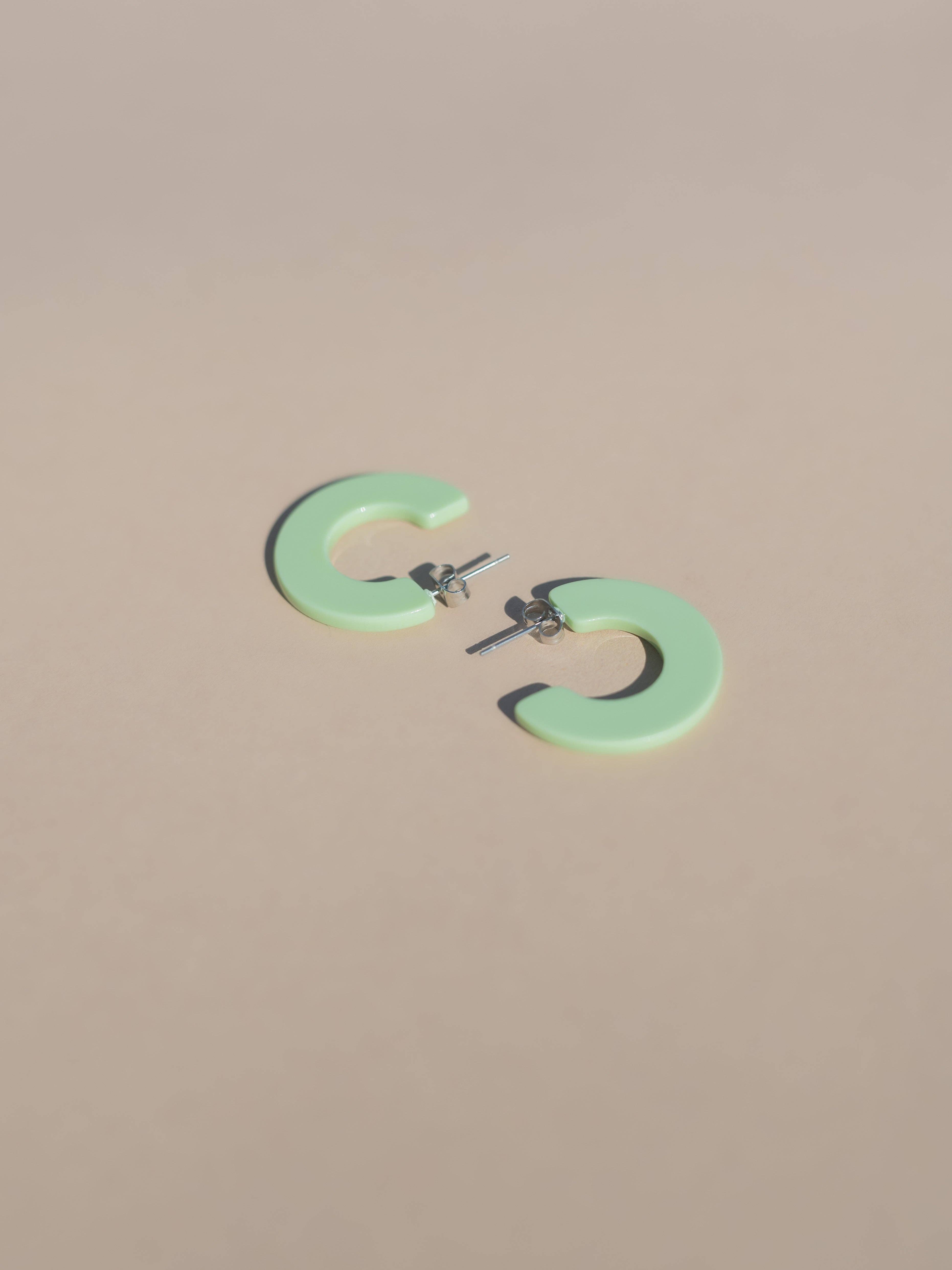 NAT + NOOR - Wholesale Oorringen - Ray | Kiwi | Groene Hoepeloorbellen | Nieuwe Dunnere Stijl1