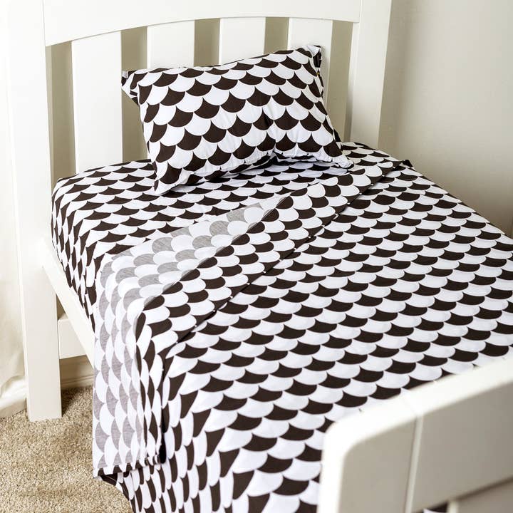 Living Textiles - Wholesale Cot/Crib Sheets - Toddler Sheet Set - Kayden Black Scallops