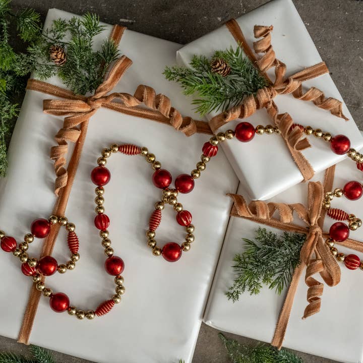 Guirlande de perles dorées et rouges de 6' pour la vente par Ragon House