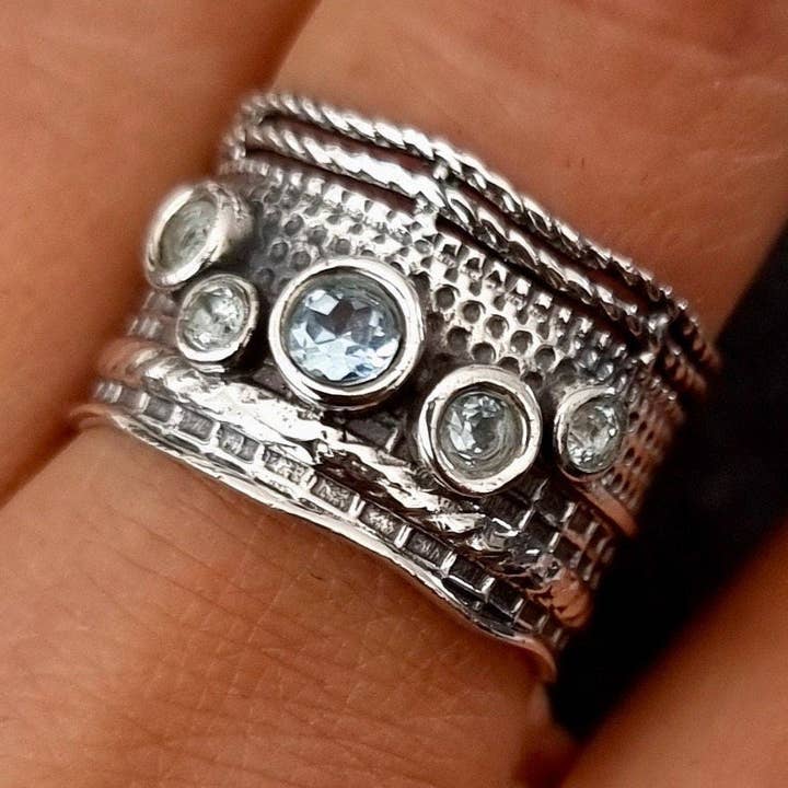 Breiter Bandring mit blauem Topas | Oxidiertes, strukturiertes 925er Silber, R14BT für den Großhandel von Mistry Gems