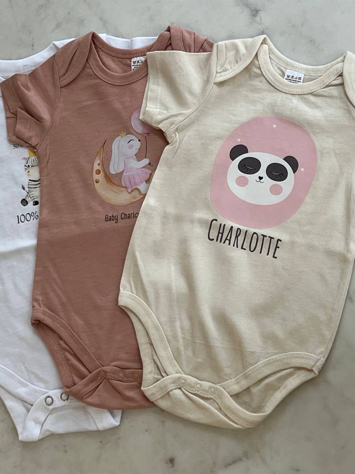 Anpassad Baby Onesie Skriv ut namn eller logotyp för wholesale av Fashion Within Boutique