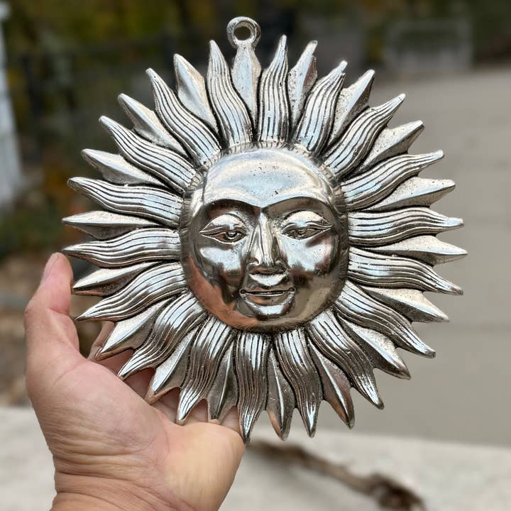 Suspension murale solaire en aluminium recyclé écologique - Fabriquée à la main en Inde pour la vente par Lungta Imports