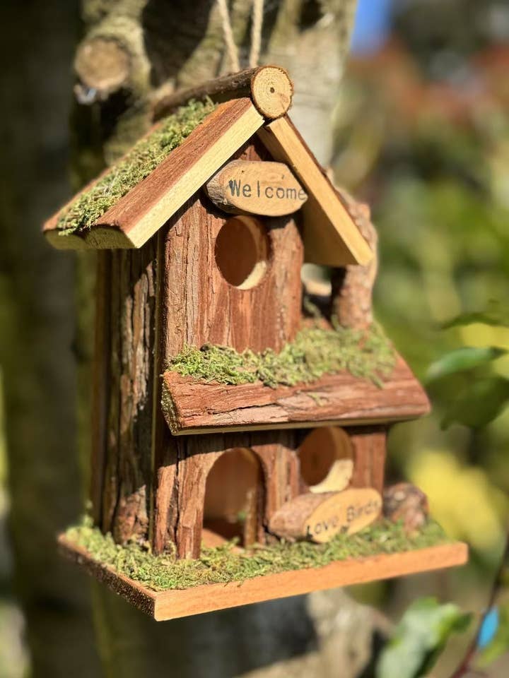 Casita de pájaros de madera hecha a mano con tres entradas que mide 16 x 10 x 21 cm. para venta al por mayor de Marissa's Gifts