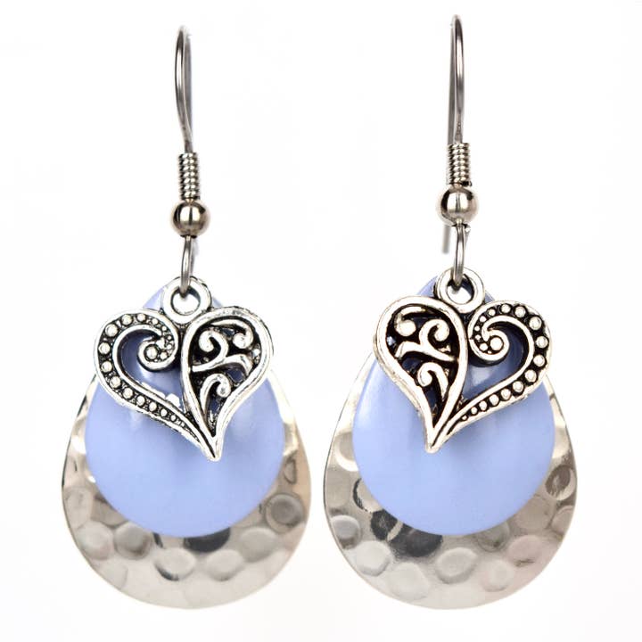 Boucles d'oreilles en forme de cœur en lavande martelée, bijoux faits main pour la vente par Eye Catching Jewelry