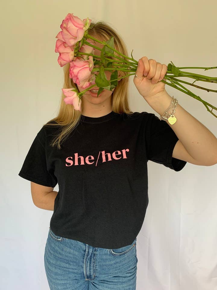 Camiseta con pronombre de ella para venta al por mayor de One Too Many Tees