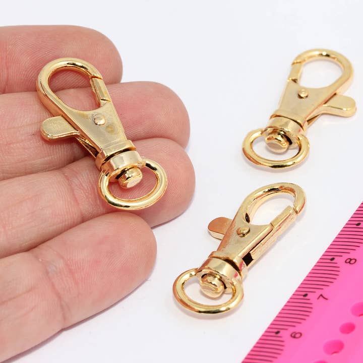 Mosquetón giratorio de 13x36 mm en oro brillante de 24k, MTE851 para venta al por mayor de QueenJewelryM