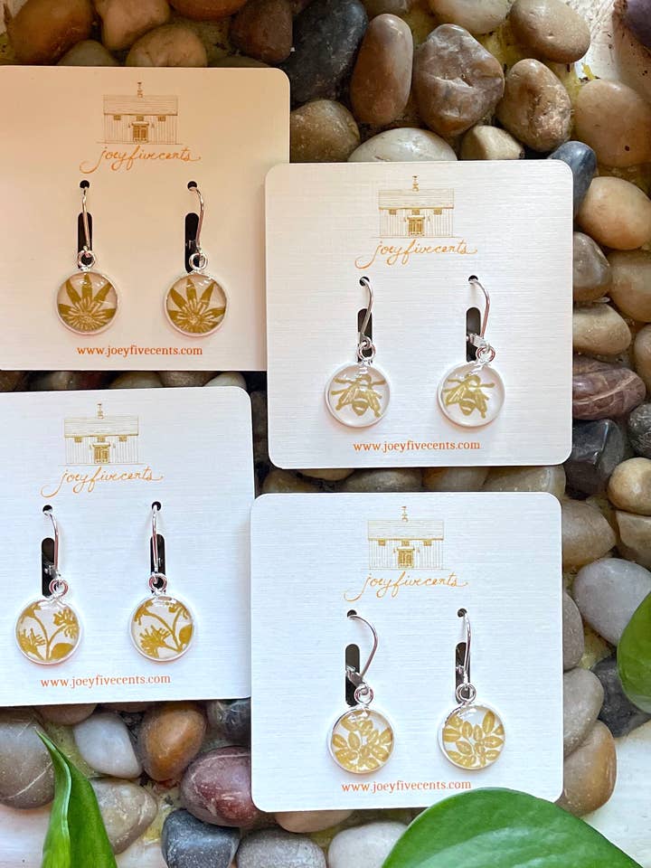 Boucles d'oreilles pendantes estampées à la main - plantes en rotin, abeille, fleur pour la vente par joeyfivecents