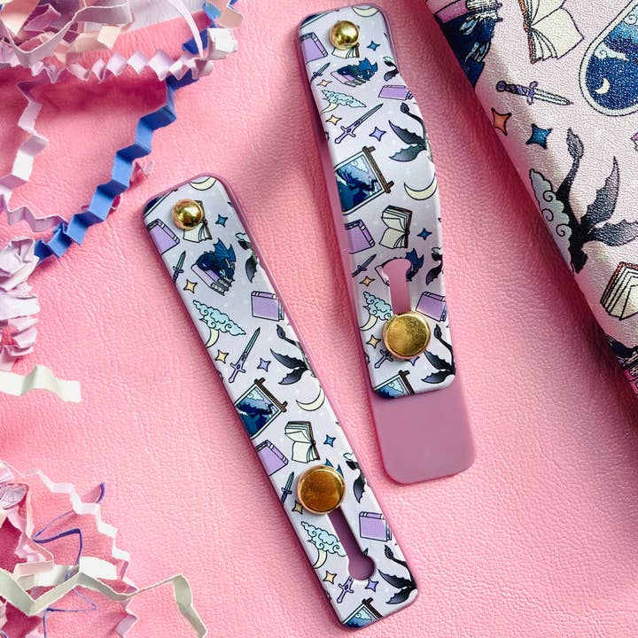 Poignée de téléphone Kindle livre fantastique pour la vente par Chapter & Ink