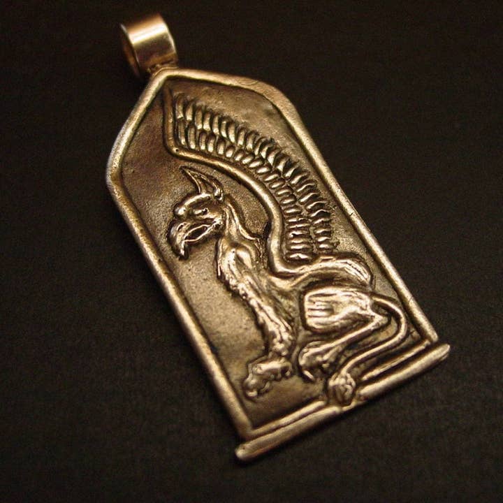 Ciondolo medievale Griffin per la vendita all'ingrosso da parte di Vis a Vis Jewelry