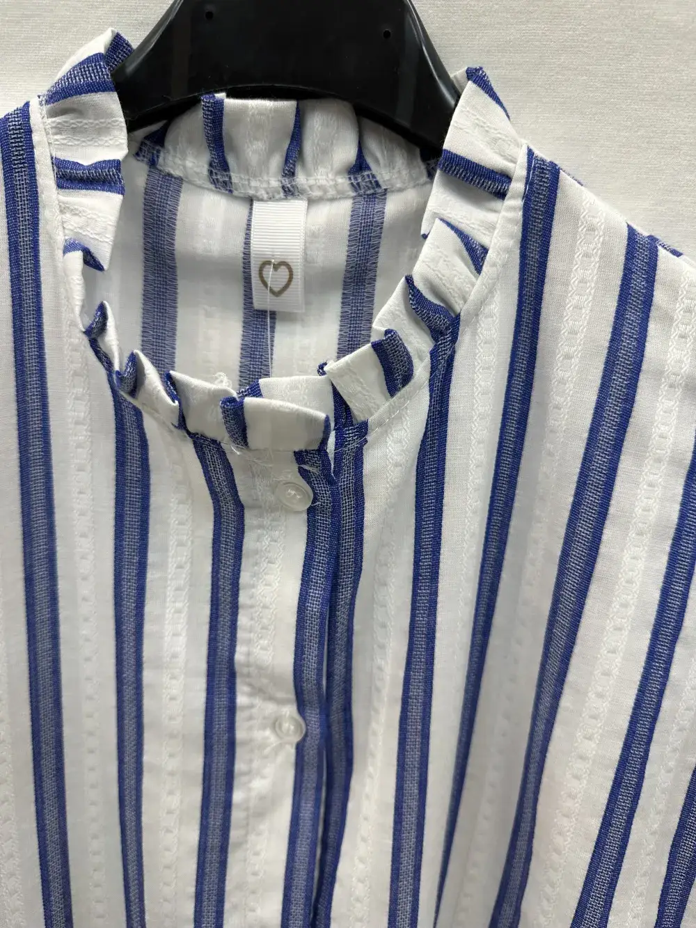 Mimi & Gogo - Wholesale Overhemd met knopen - Dames - Gestreept overhemd met ruches aan de kraag6