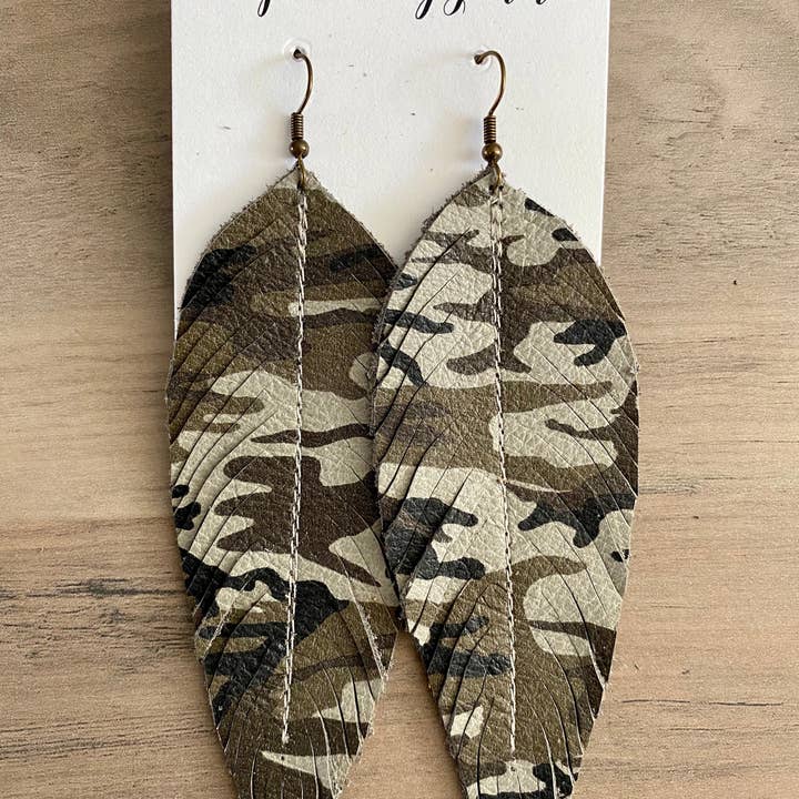 Inspired by Jenna - Venta al por mayor Pendientes colgantes - Pendientes de plumas de piel de camuflaje verde militar (4 tamaños)