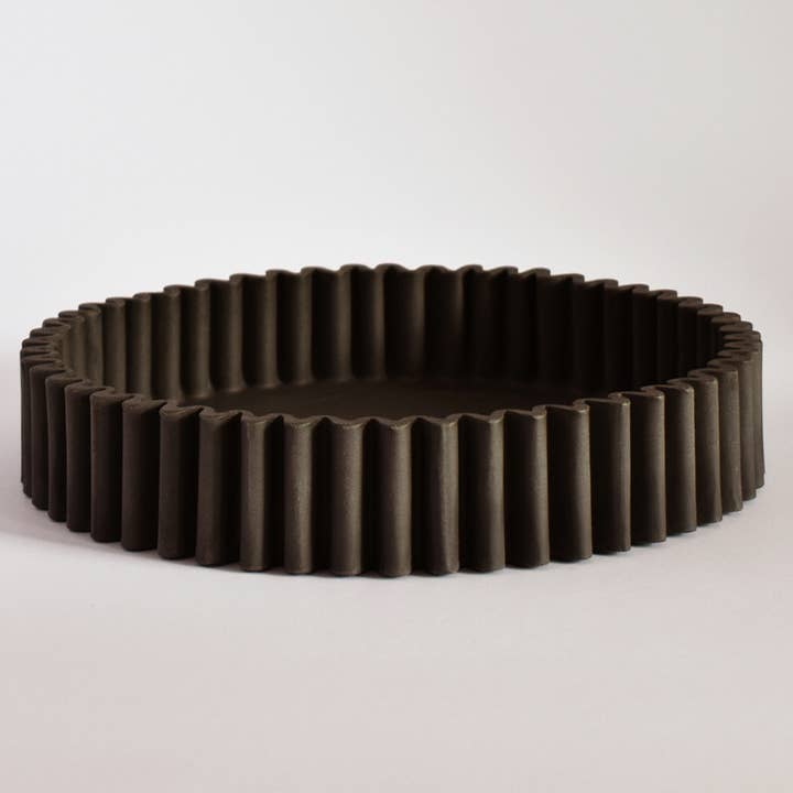 Collection I FLESSI — plateau anthracite — hauteur 6 cm pour la vente par FRANCESCA VERARDO CERAMICS