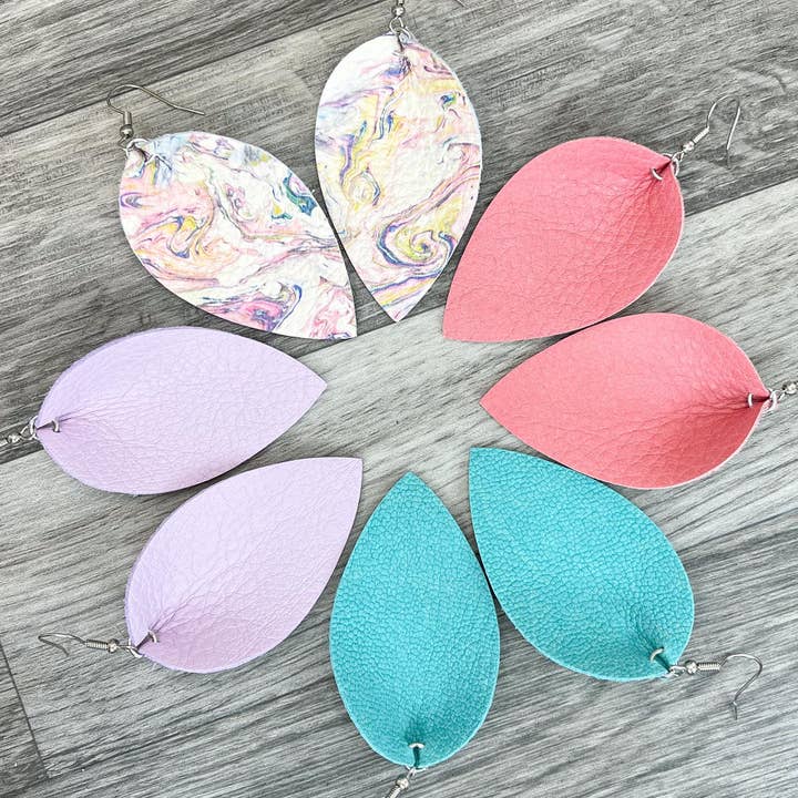 Boucles d'oreilles en cuir de 2,5 pouces Petal Pastel pour la vente par Hazel Hill ~MaeBella~