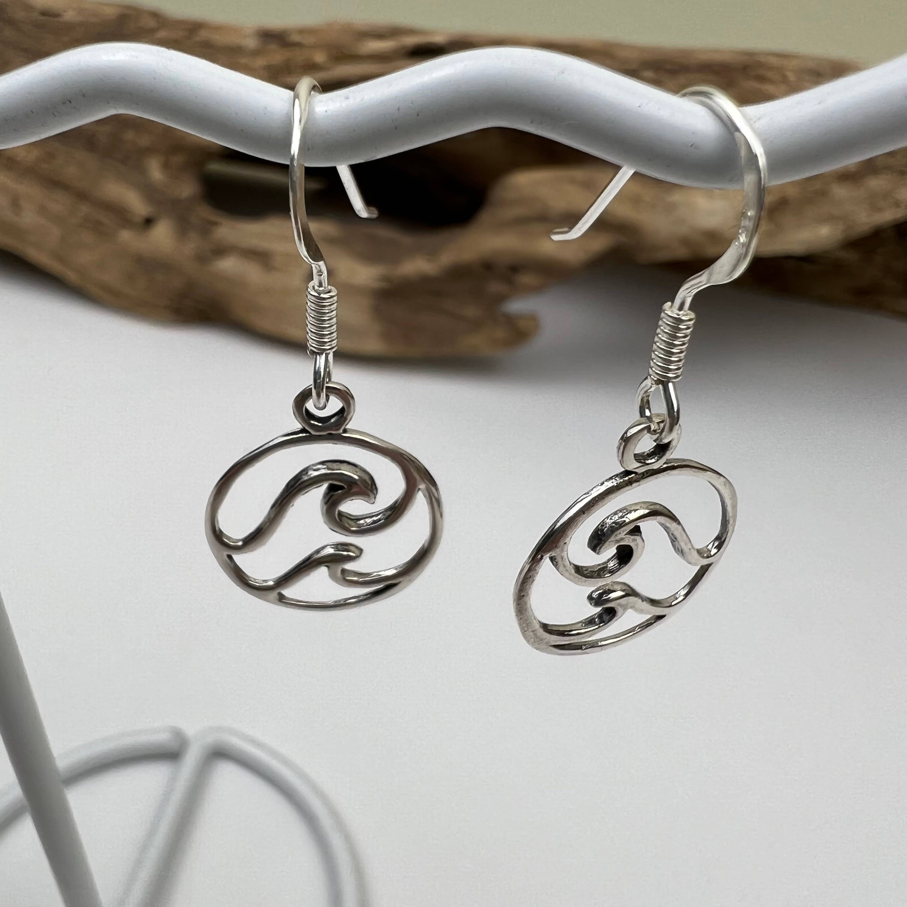 Jackie Gallagher Designs - Handmade Coastal Jewelry – Großhandel Ohrhänger – Runde Doppelwellen-Ohrringe aus Sterlingsilber1