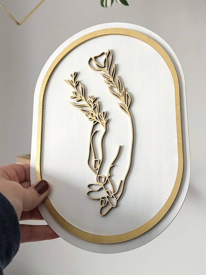 Arte in legno Holding Hands per la vendita all'ingrosso da parte di Wise Words Studio