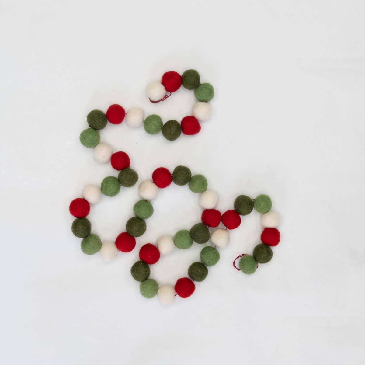 The Winding Road - Vente Fanion/guirlande - Guirlande de boules en feutre rouge, vert et blanc pour Noël - Décoration festive5