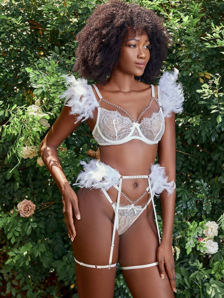 Ensemble de lingerie en plumes éthérées pour la vente par Moxy Intimates