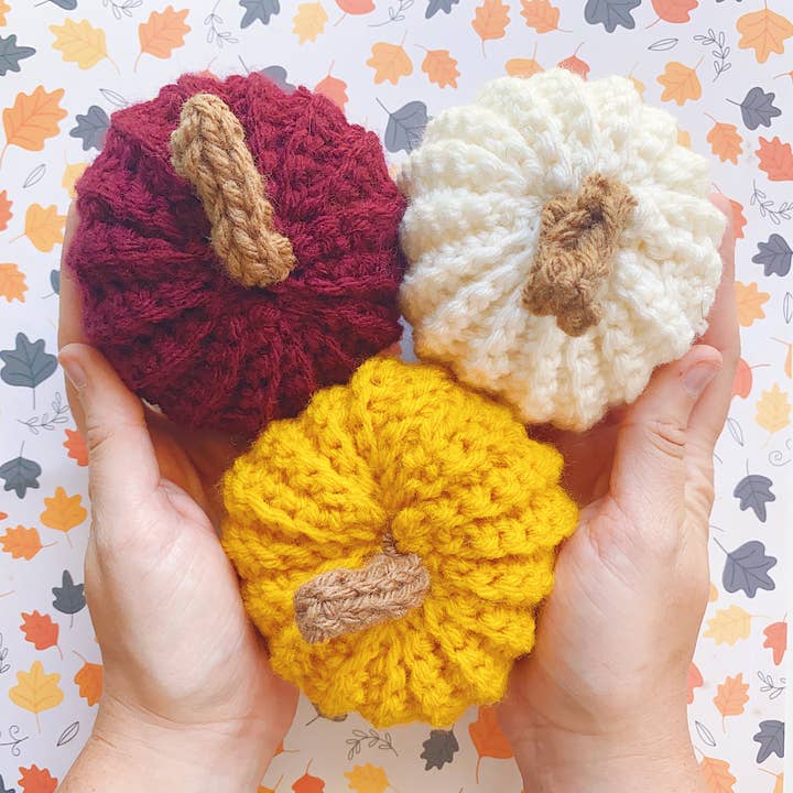 Handgjorda virkade Mini Pumpor - perfekt höstlig inredning för wholesale av Simply Bella Handmade