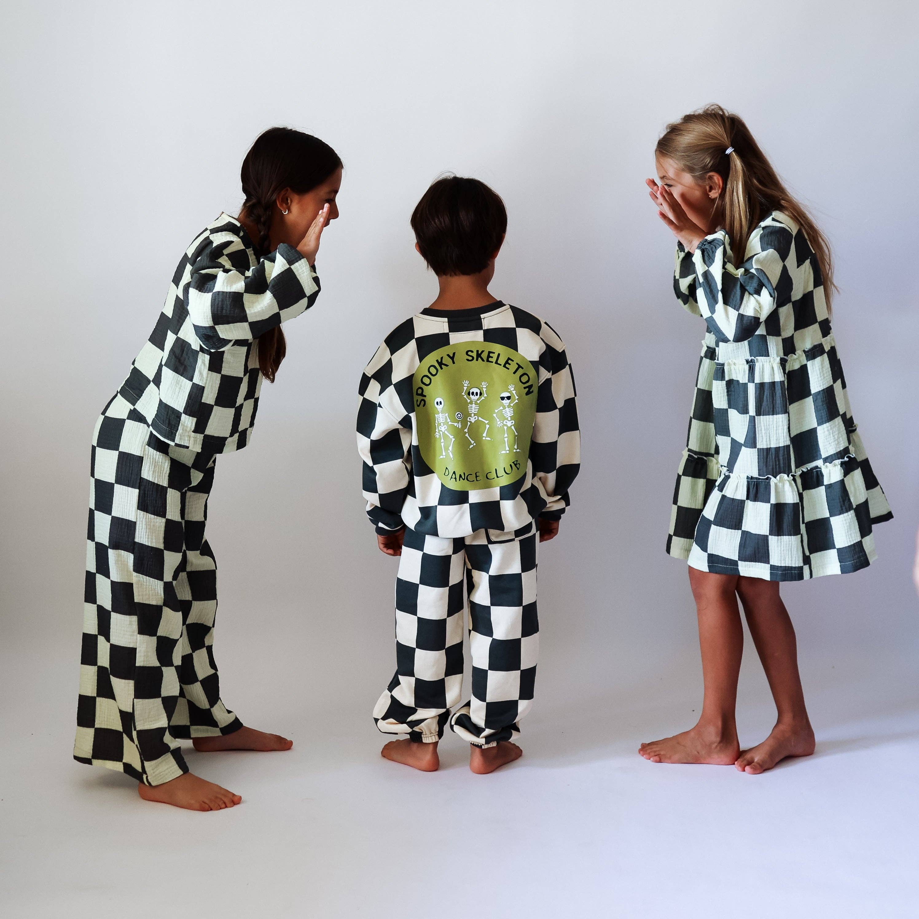 Minimalist Folk Co. - Venta al por mayor Sudadera - Niños - CLUB DE BAILE DE ESQUELETOS ESPELUZNANTES | CARBÓN A CUADROS | hombro caído extragrande | NIÑOS3