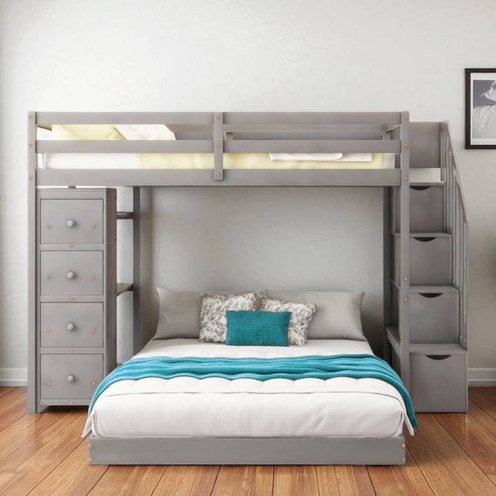 HomeRoots – Cama por atacado – Beliche Cinzento de Madeira com Cama de Solteiro sobre Cama de Casal com Escadas, Gavetas e Arrumação1
