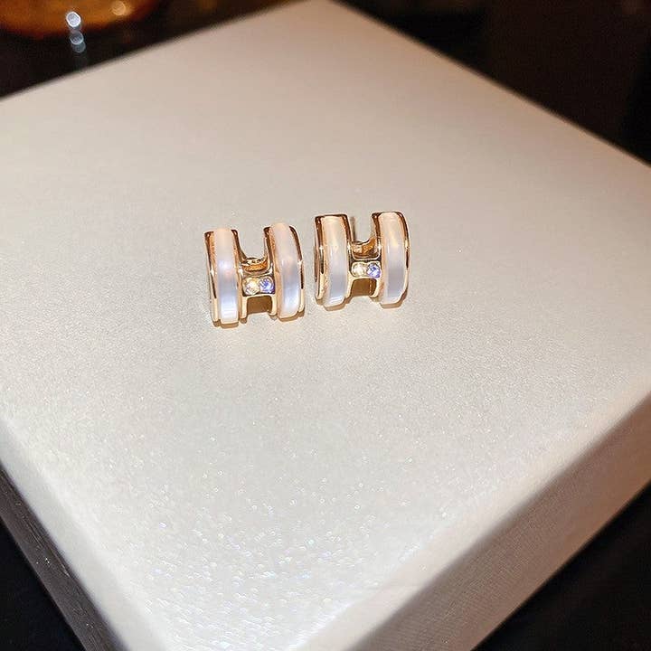 Orecchini a perno in zircone e madreperla per la vendita all'ingrosso da parte di kycozy