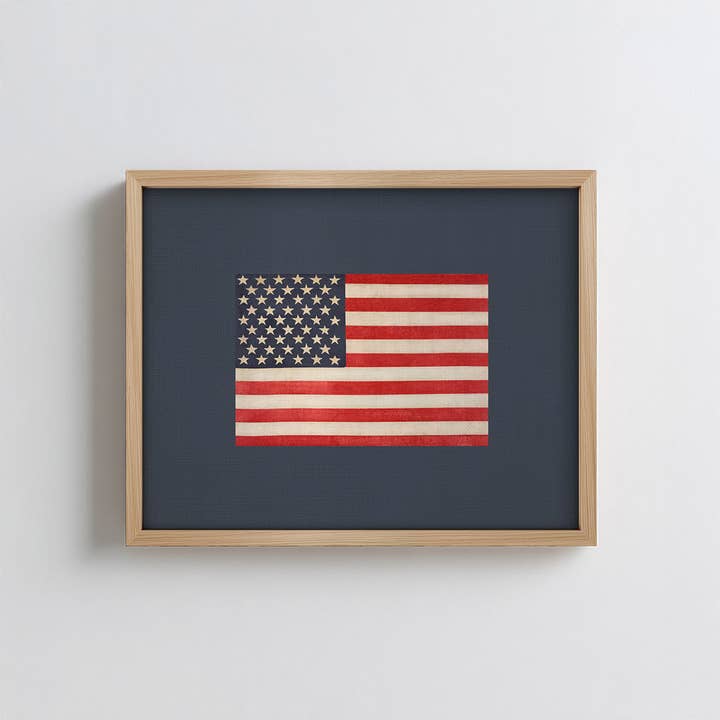 Kunstdruk van de Amerikaanse vlag met een marineblauwe achtergrond voor wholesale door Paper House Print Shop