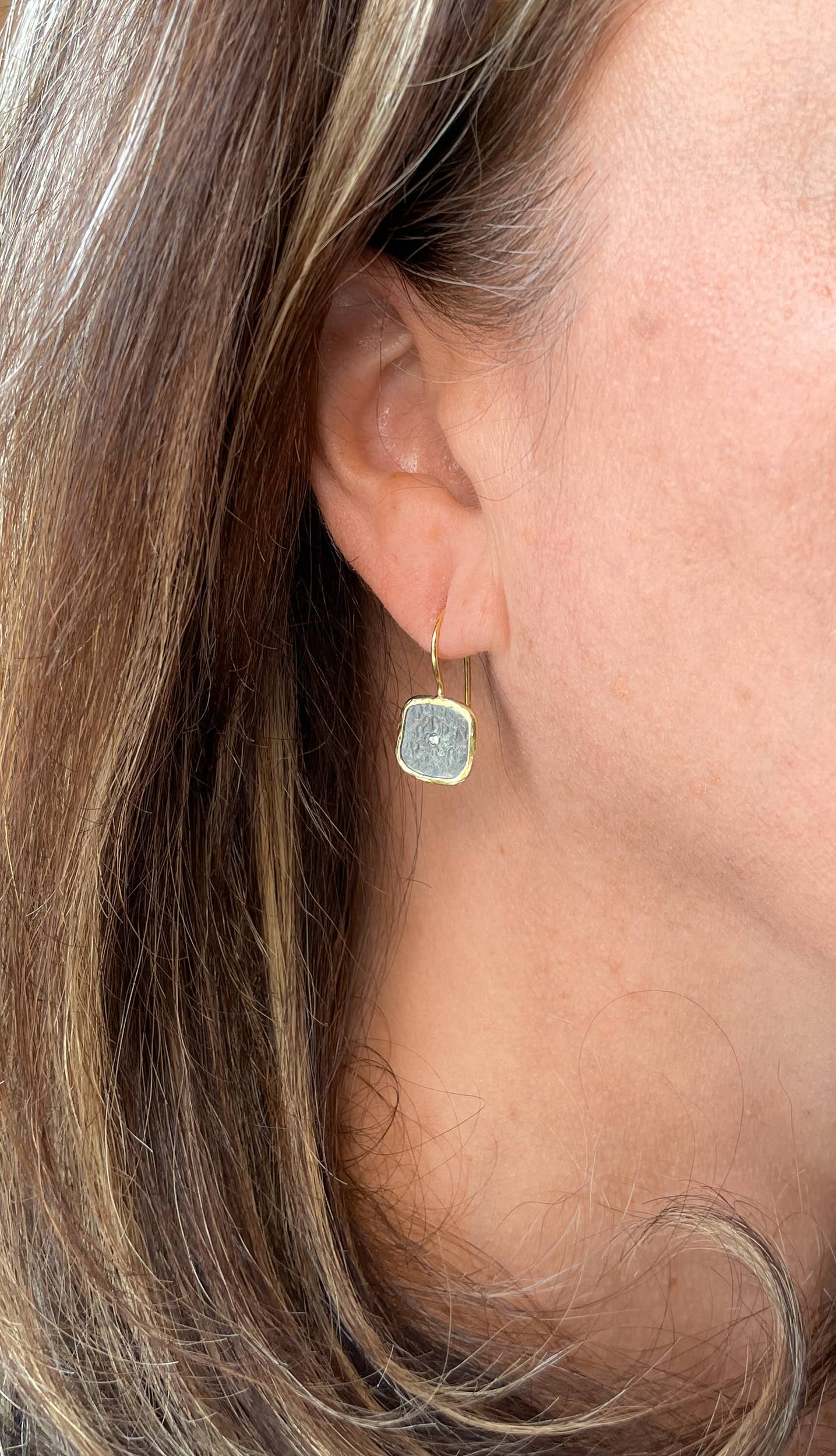 AJS Design Studio – wholesale Hängande örhängen – Blanda metall fyrkantiga örhängen1