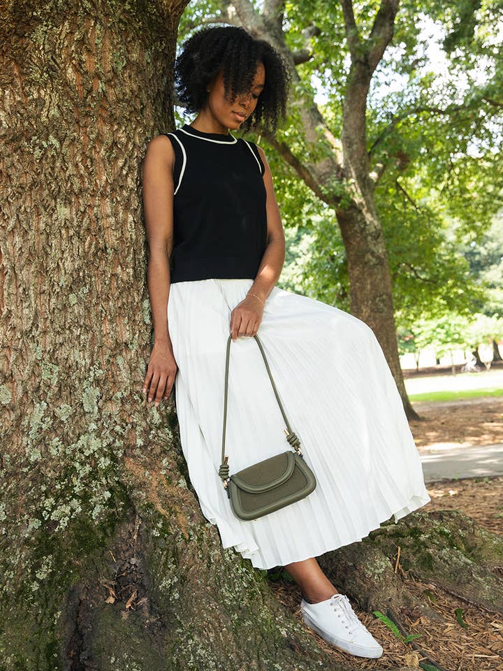 Sac bandoulière en daim Marina M2786 avec garniture en cuir végétalien pour la vente par Jen & Co.