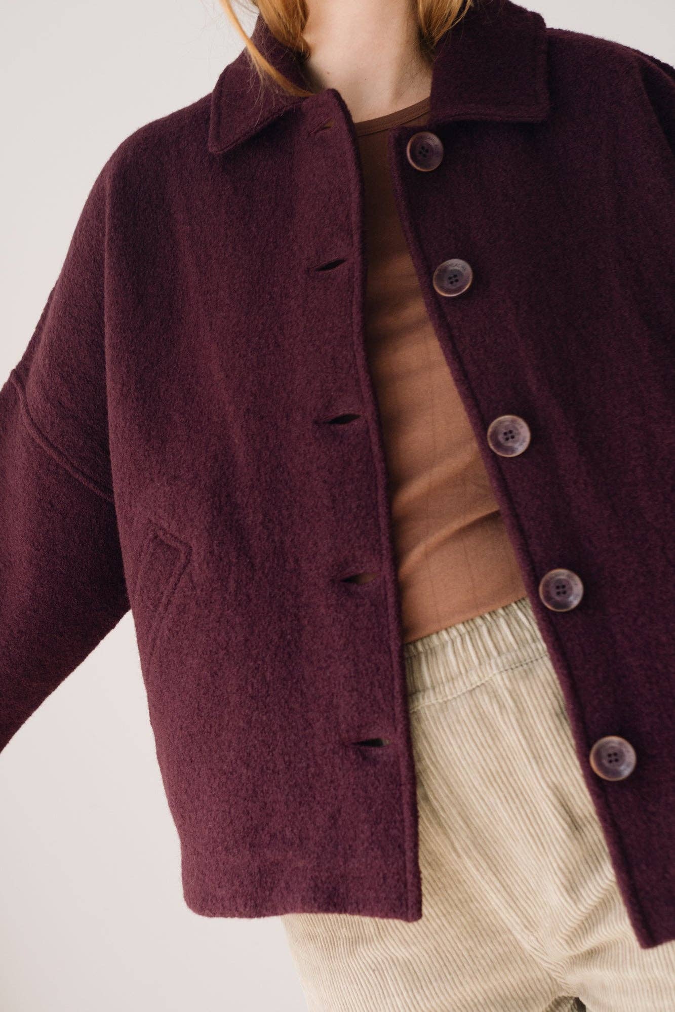 violett Kort kappa i merinoull i lila för wholesale på Faire2