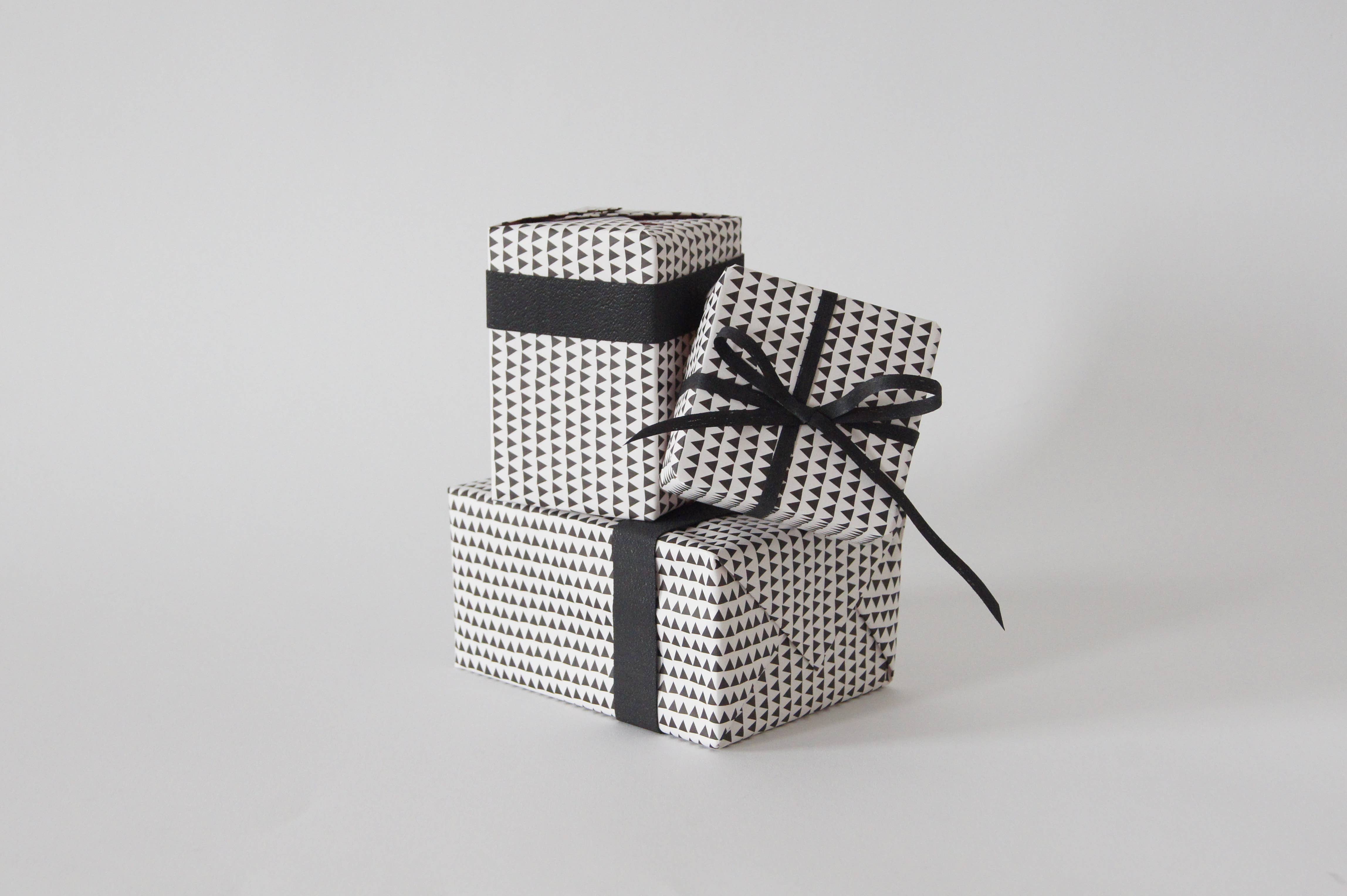 Karte Design Berlin - Wholesale Flat Wrap - Shaking Through, Eco Gift Wrap, Designed & Made in Berlin.