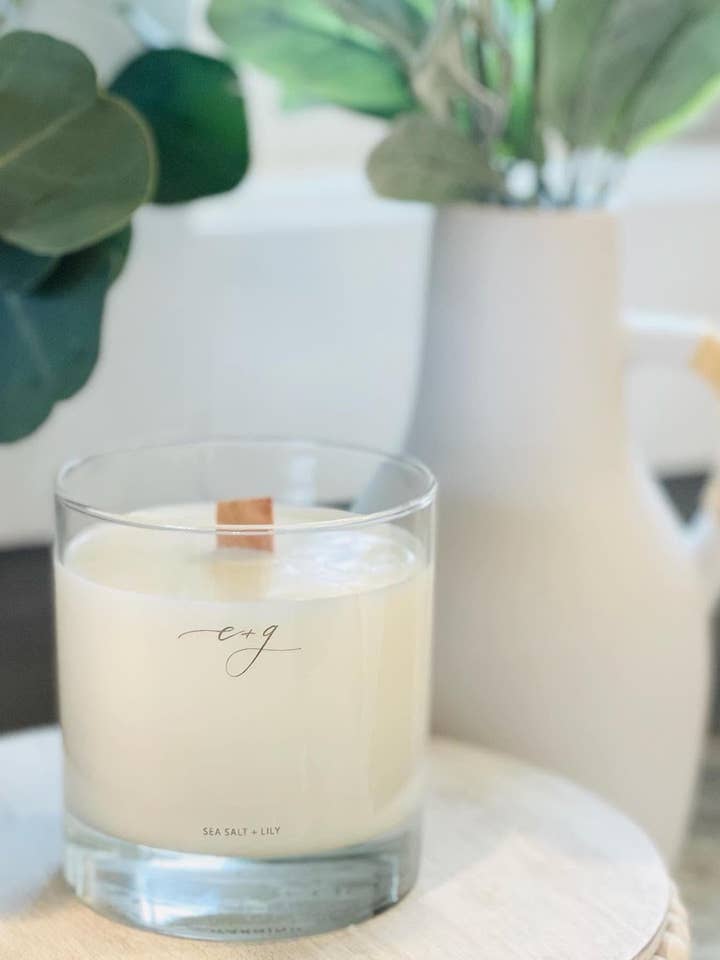 BOUGIE AU SEL MARIN ET AUX LYS DE LA COLLECTION ELLA + GREY pour la vente par Love The Ruths