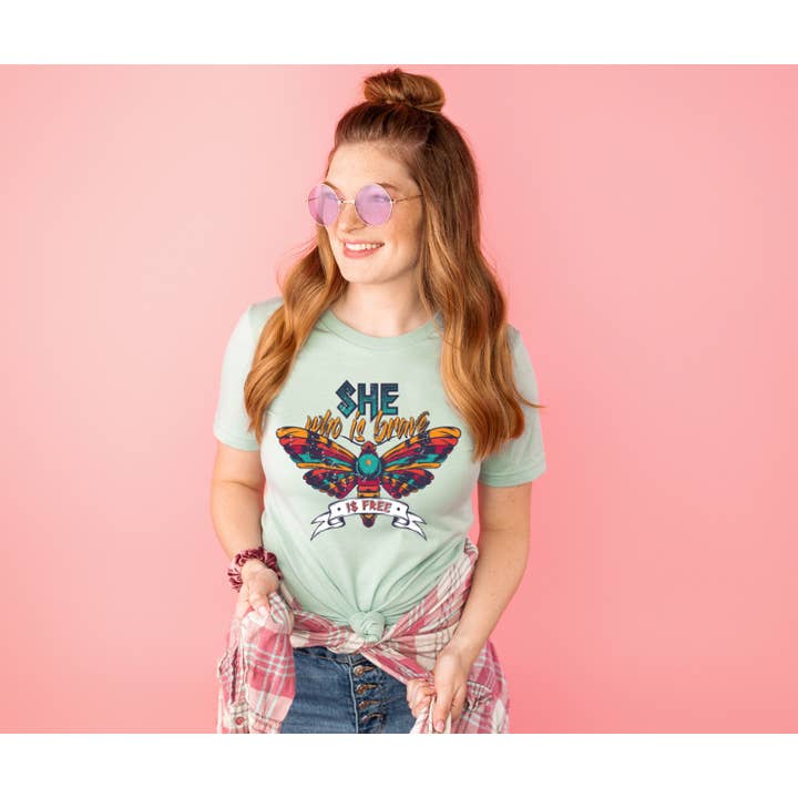 Lei Chi è Brave Tee per la vendita all'ingrosso da parte di Missery and Co.