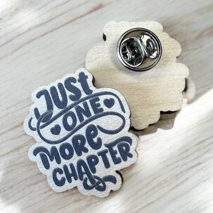 Juste un chapitre de plus - Badge en bois pour la vente par The Enamel Pin Factory