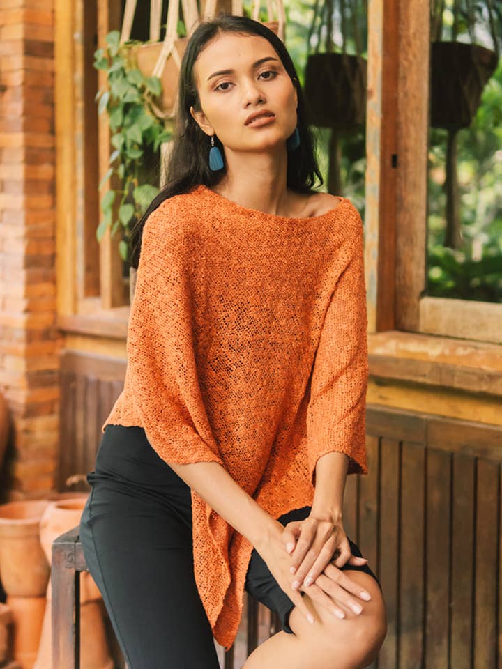 DUBBELGEBREIDE POPCORN PONCHO - ORANJE voor wholesale door Suzie Blue