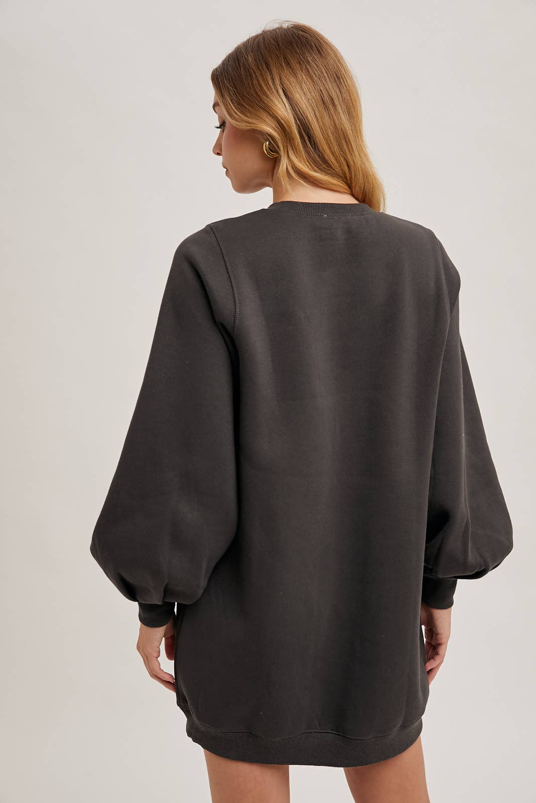 Bluivy – Großhandel Kleid – Damen – Sweatshirt-Kleid mit oversized Bubble-Ärmeln4