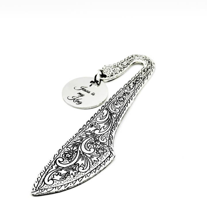 Signet Jésus est mon Roi Marque-page Foi Orné Argenté avec Breloque Gravée en Acier Inoxydable Croix Découpée Cadeau Chrétien JKCE Designs pour la vente par JKCE Designs