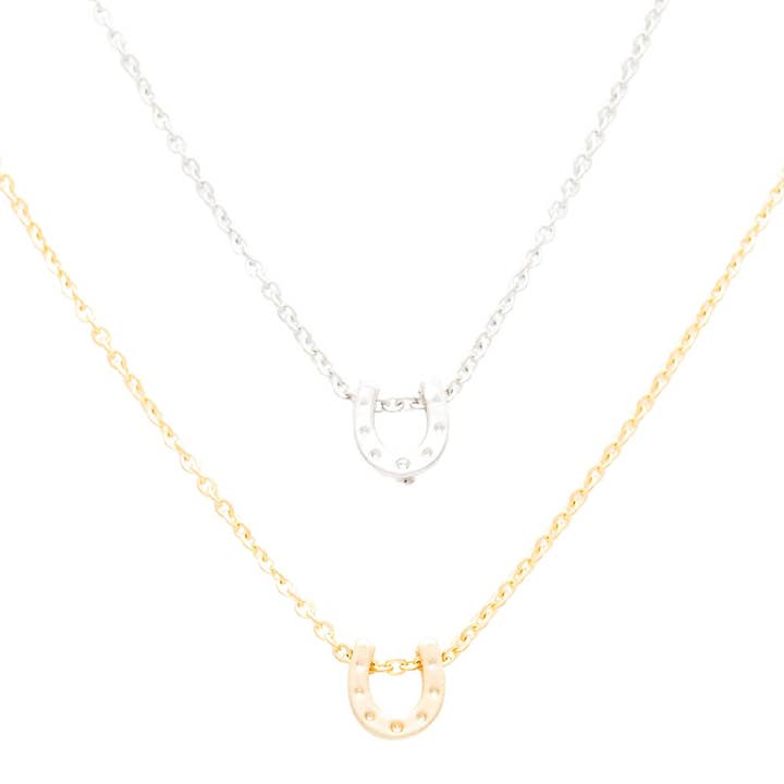 Collier avec Pendentif Fer à Cheval Miniature et Perle Délicate Chance Cheval Cadeau pour la vente par Rebecca Accessories LLC