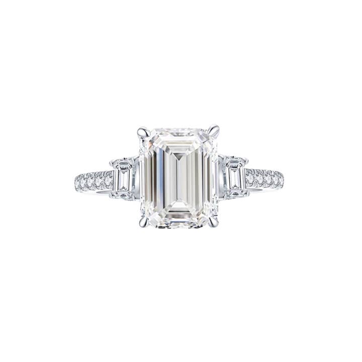 Bague de fiançailles en moissanite taille émeraude à trois pierres pour la vente par Ring Deluxe Fine Jewelry
