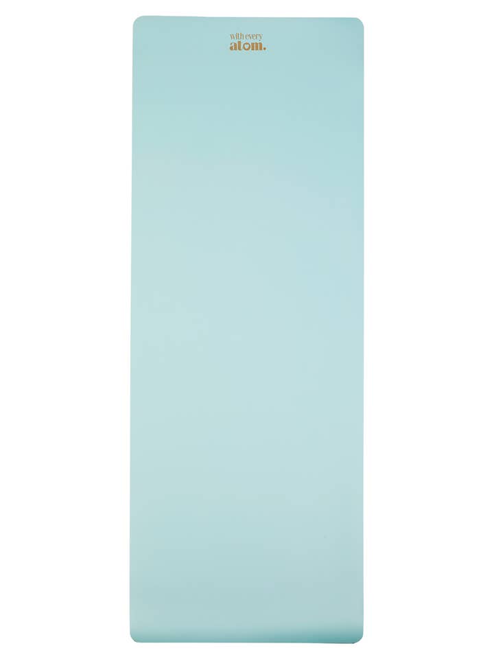 Tapis en caoutchouc naturel Lux en Glacier avec logo doré pour la vente par WITH EVERY ATOM (US)