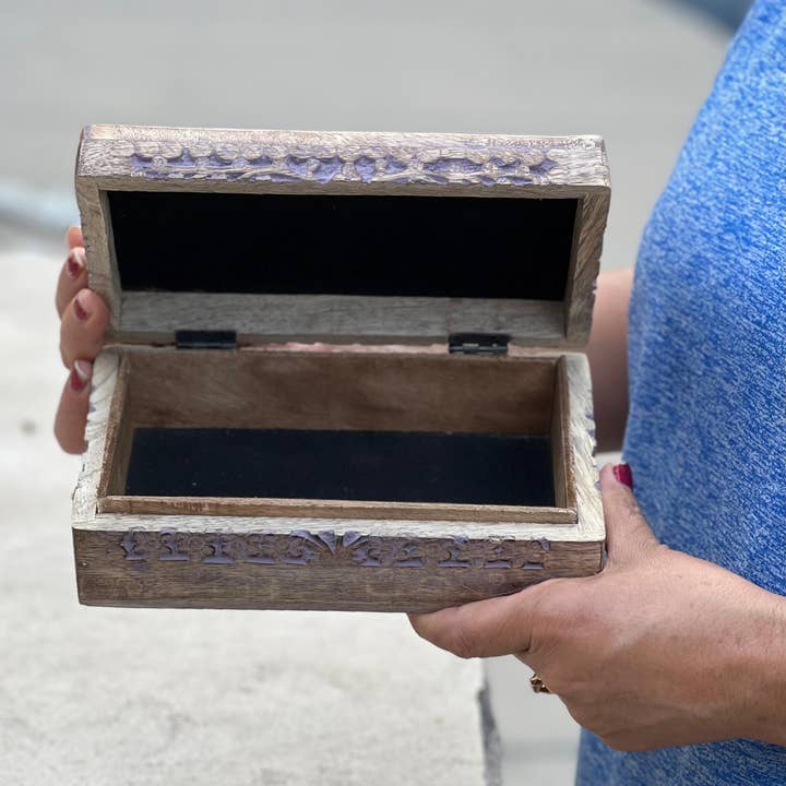 Lungta Imports - Vente Boîte/rangement à bijoux - Boîte en bois sculptée à la main avec motif lotus pour bijoux et montres9