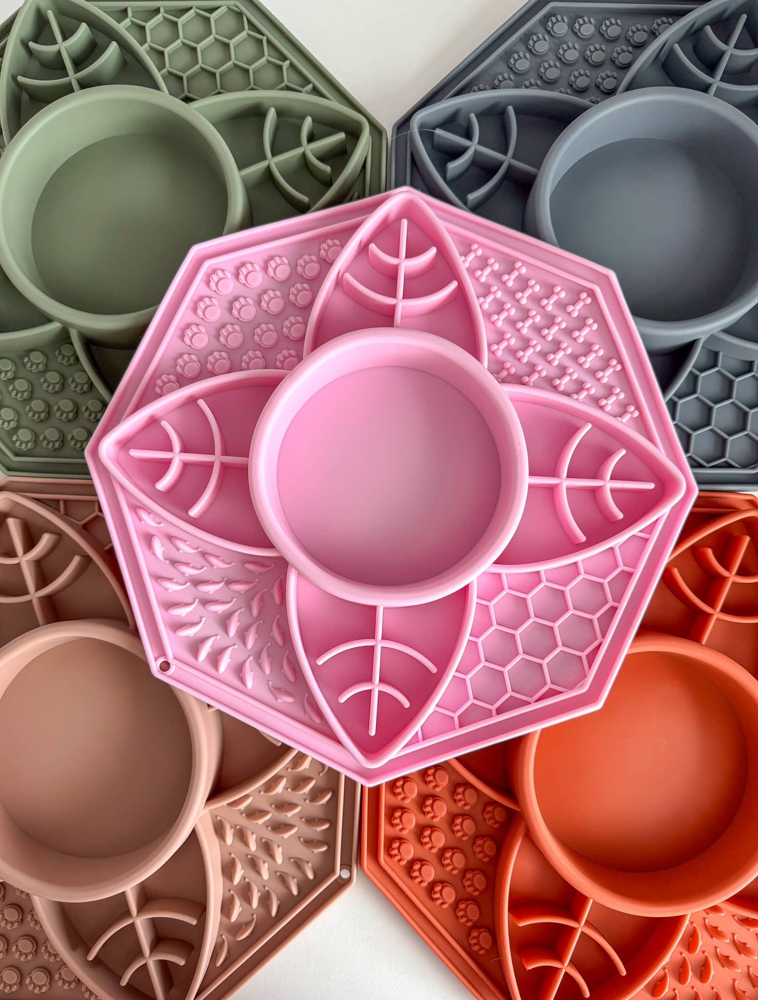 Doggotique – wholesale Pet bowl – Cat/dog – Lick mat Lotus, feeding station, lick mat, slow bowl3