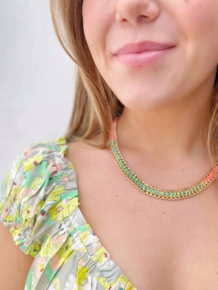 Collier chaîne tissée fluo pour la vente par The Lucky Collective