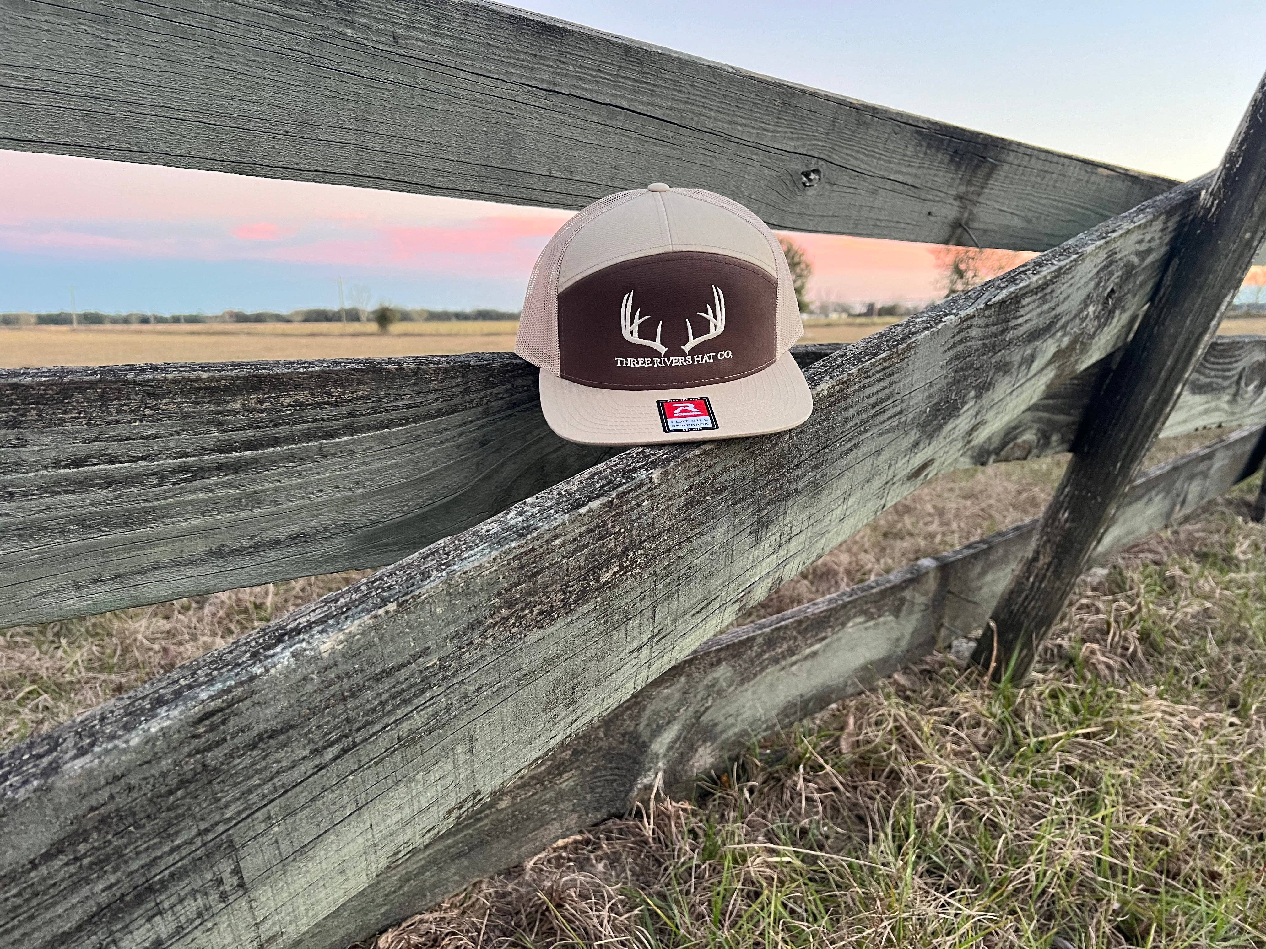Three Rivers Hat Co. - Vente Casquette de camionneur – unisexe - Casquette Snapback à Visière Plate - Classic Whitetail Rack - Richardson 1682