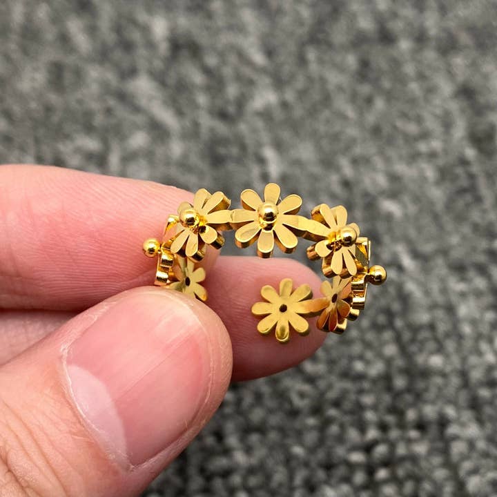 Mio Queena - Wholesale Multi-Stone Ring - FGS - 18K Gold Plated SS Daisy Flower Adjustable Ring1
