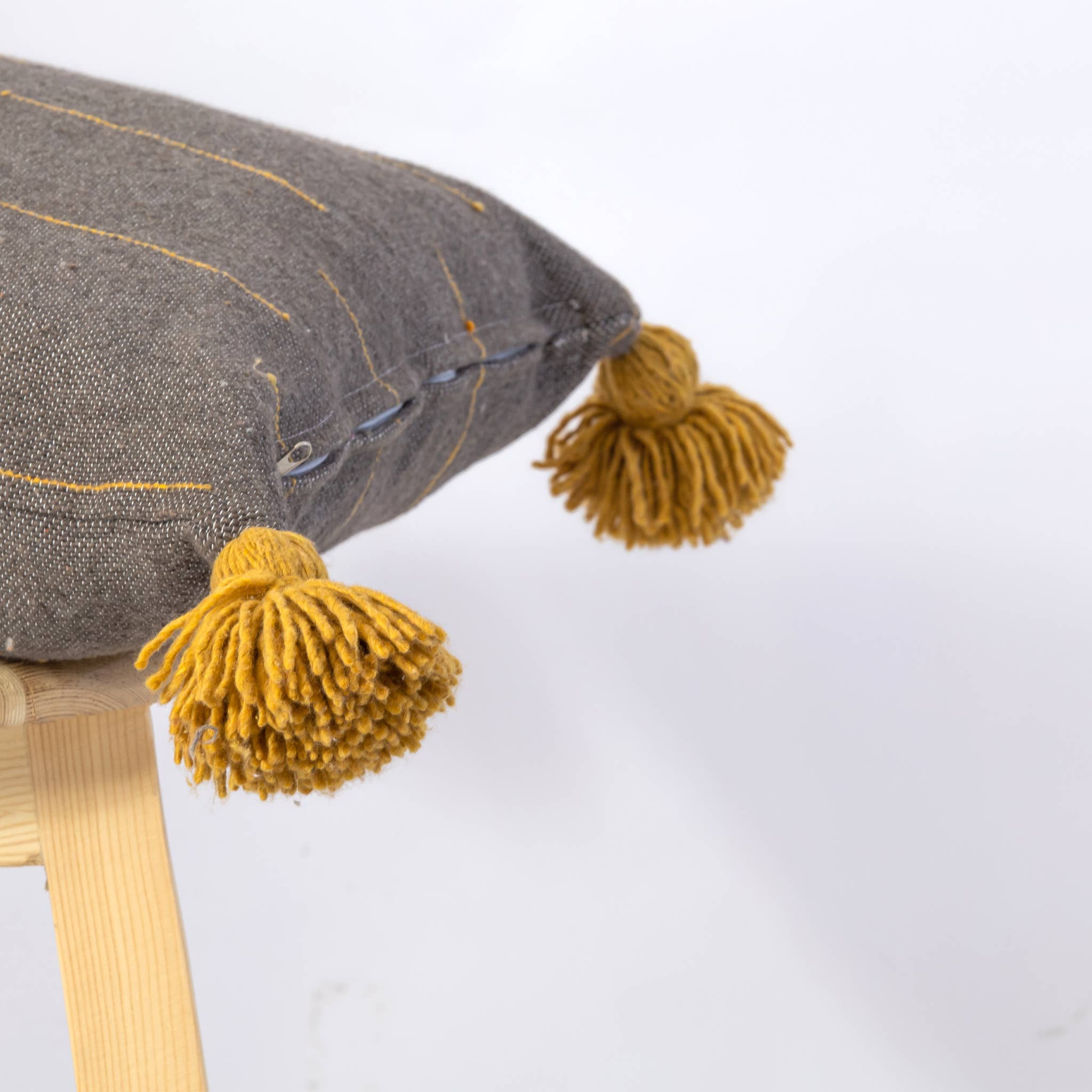 woolsouk ( We handle U.S. import procedures for you ) – wholesale Dekorativ kudde – Marockansk kudde-handgjord kudde-kasta kudde-grå ochsenap3