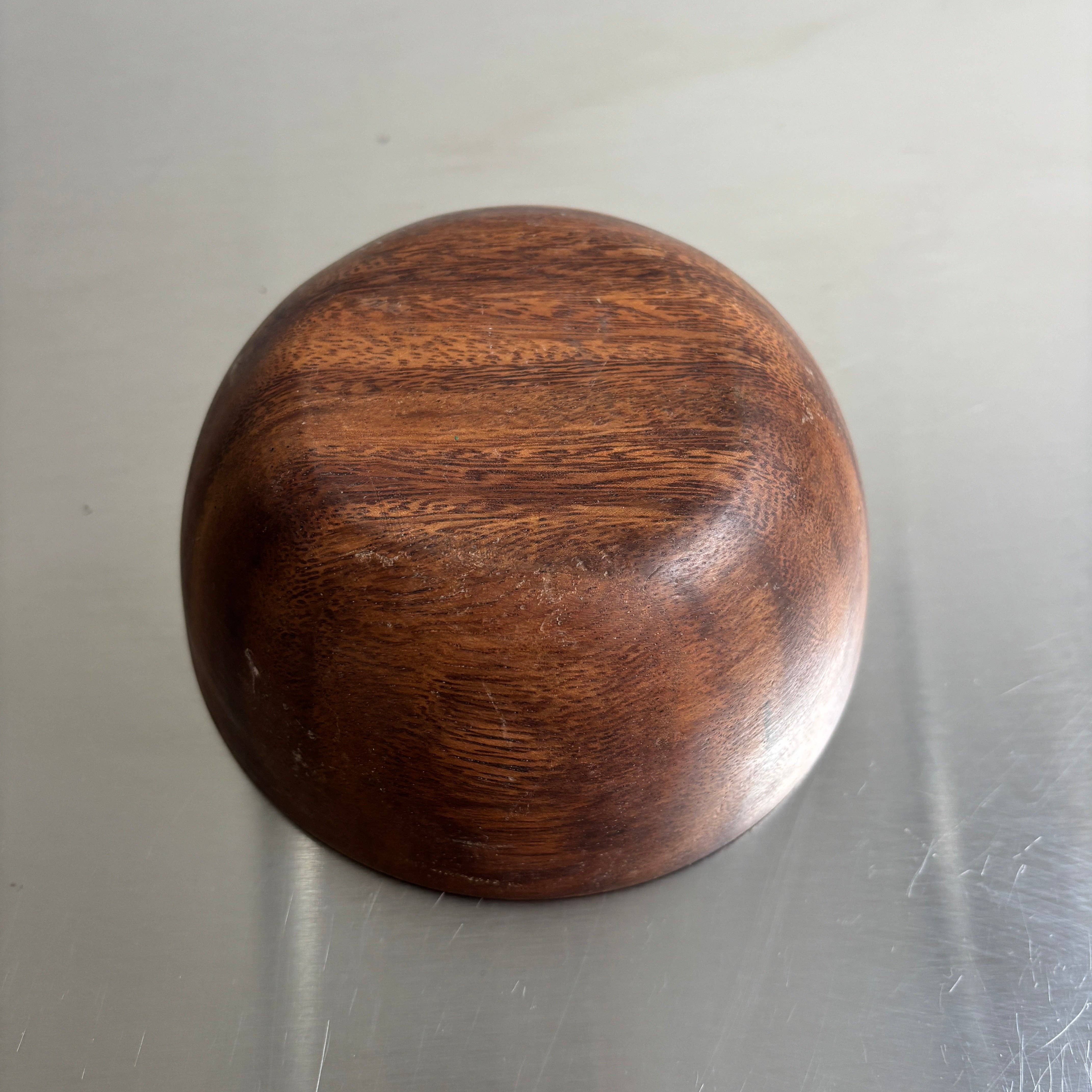 London Atelier Byproduct – wholesale Decorative plate/dish/bowl – Walnut wood hand carved bowl6